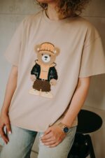 T-shirt oversize Axel Teddy beige dla mamy - obrazek 3