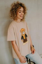 T-shirt oversize Axel Teddy beige dla mamy - obrazek 5