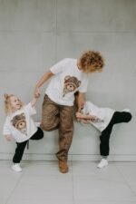 T-shirt oversize Elliott Teddy cream dostępna od ręki - Image 12