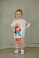 T-shirt oversize Mia Teddy cream dostępna od ręki - Image 2