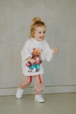 T-shirt oversize Mia Teddy cream dostępna od ręki - Image 4