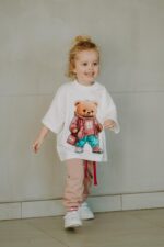 T-shirt oversize Mia Teddy cream dostępna od ręki - Image 5