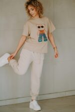 T-shirt oversize Jackie Teddy beige dla mamy i taty - obrazek 2