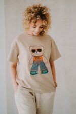 T-shirt oversize Jackie Teddy beige dla mamy i taty - obrazek 5