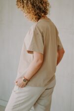 T-shirt oversize Jackie Teddy beige dla mamy i taty - obrazek 6