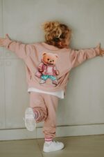 T-shirt oversize Mia Teddy cream dostępna od ręki - Image 9