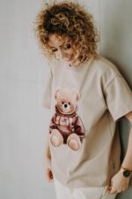 T-shirt oversize Biscuit Teddy beige dla mamy i taty