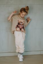 T-shirt oversize Biscuit Teddy beige dostępny od ręki - obrazek 2