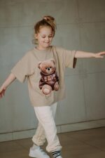 T-shirt oversize Biscuit Teddy beige dostępny od ręki - obrazek 5