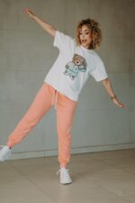 T-shirt oversize Funky Teddy cream dla mamy i taty - Image 2