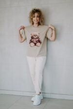T-shirt oversize Biscuit Teddy beige dla mamy i taty - obrazek 3