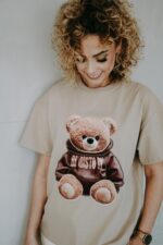 T-shirt oversize Biscuit Teddy beige dla mamy i taty - obrazek 5