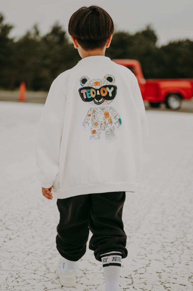 Bluza bomberka dla chłopca w kolorze białym