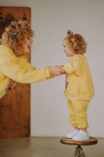 Spodnie dresowe żółte kanarkowe dostępne od ręki - obrazek 2