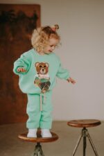 Spodnie dresowe miętowe dostępne od ręki - obrazek 2