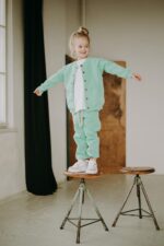 Spodnie dresowe miętowe dostępne od ręki - obrazek 3