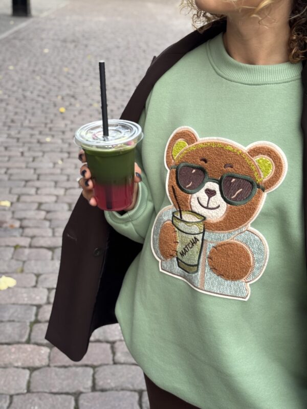 Bluza z misiem damska w jesiennej stylizacji