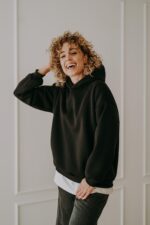 Bluza basic oversize klasyczna czarna - obrazek 2