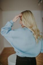 Bluza Basic oversize krótka błękitna - obrazek 7