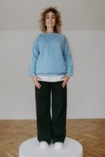 Bluza basic niebieska bez kaptura - obrazek 2