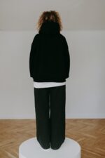 Bluza basic czarna z kapturem - obrazek 3