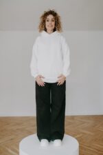 Bluza basic biała z kapturem - obrazek 2