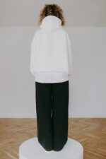 Bluza basic biała z kapturem - obrazek 3