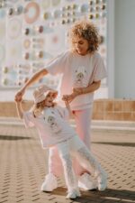 T-shirt oversize Sophie Teddy dla mamy i taty - obrazek 3